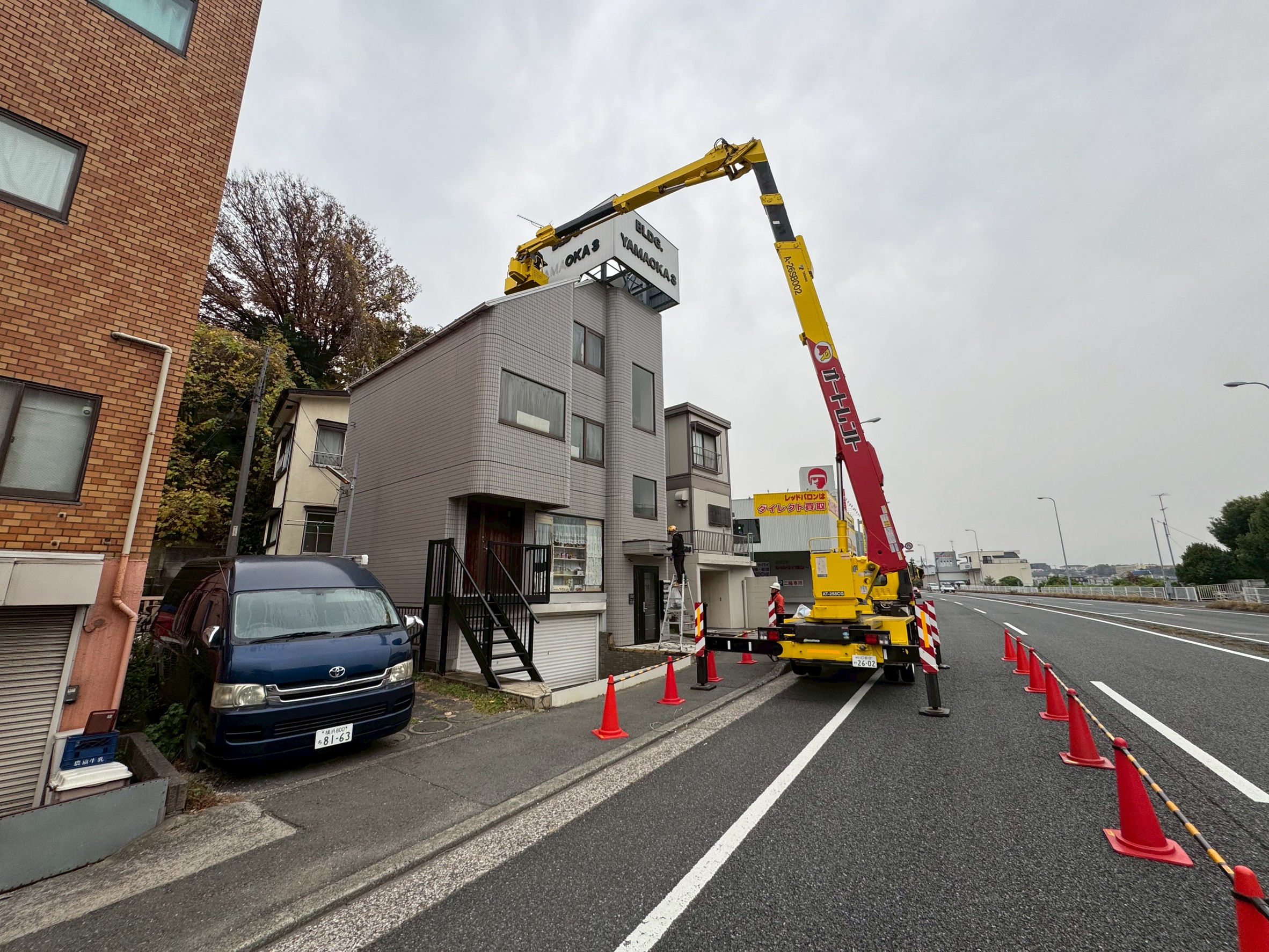 クレーン車で屋上看板設置