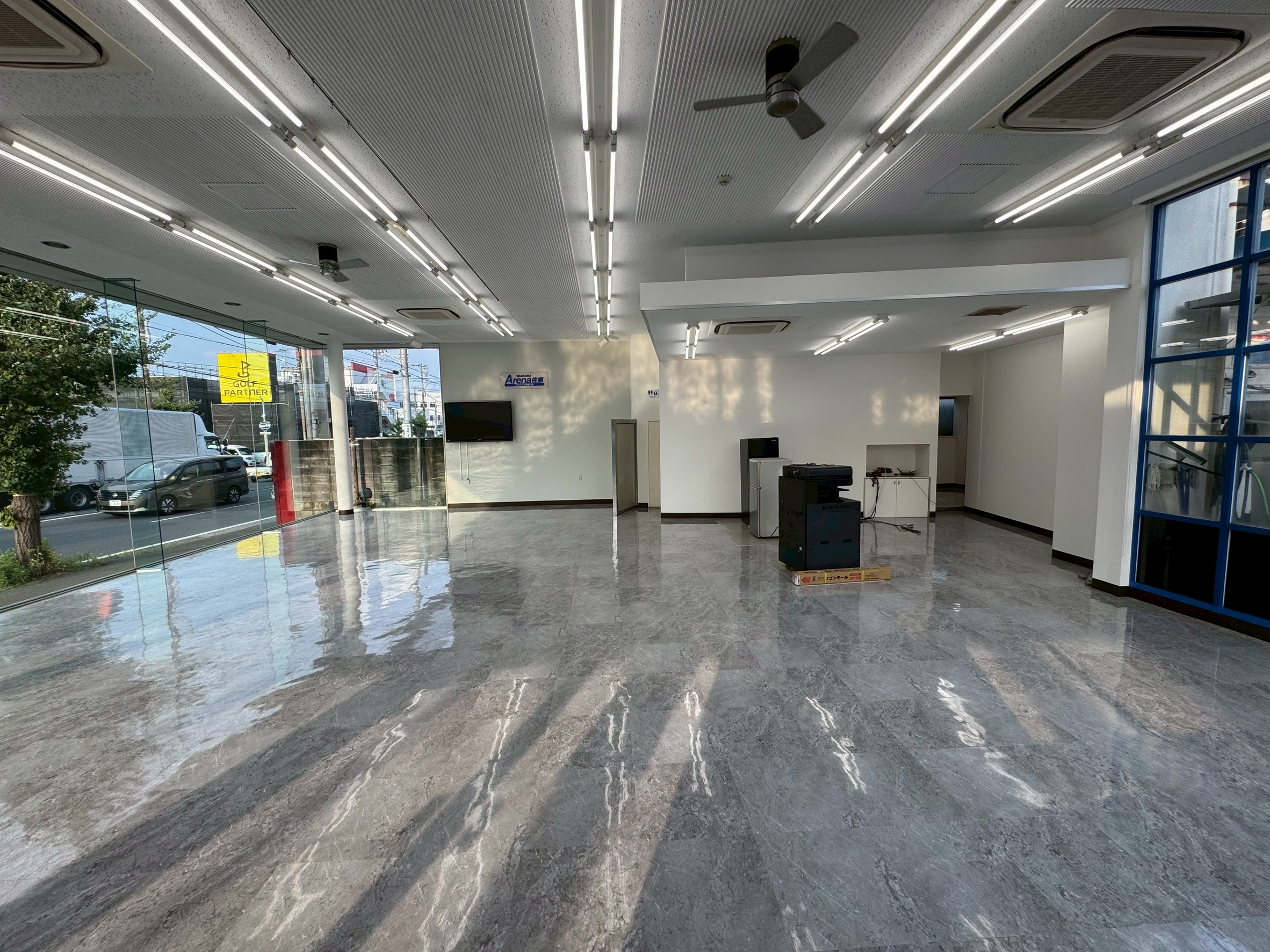 ショールーム床面施工後